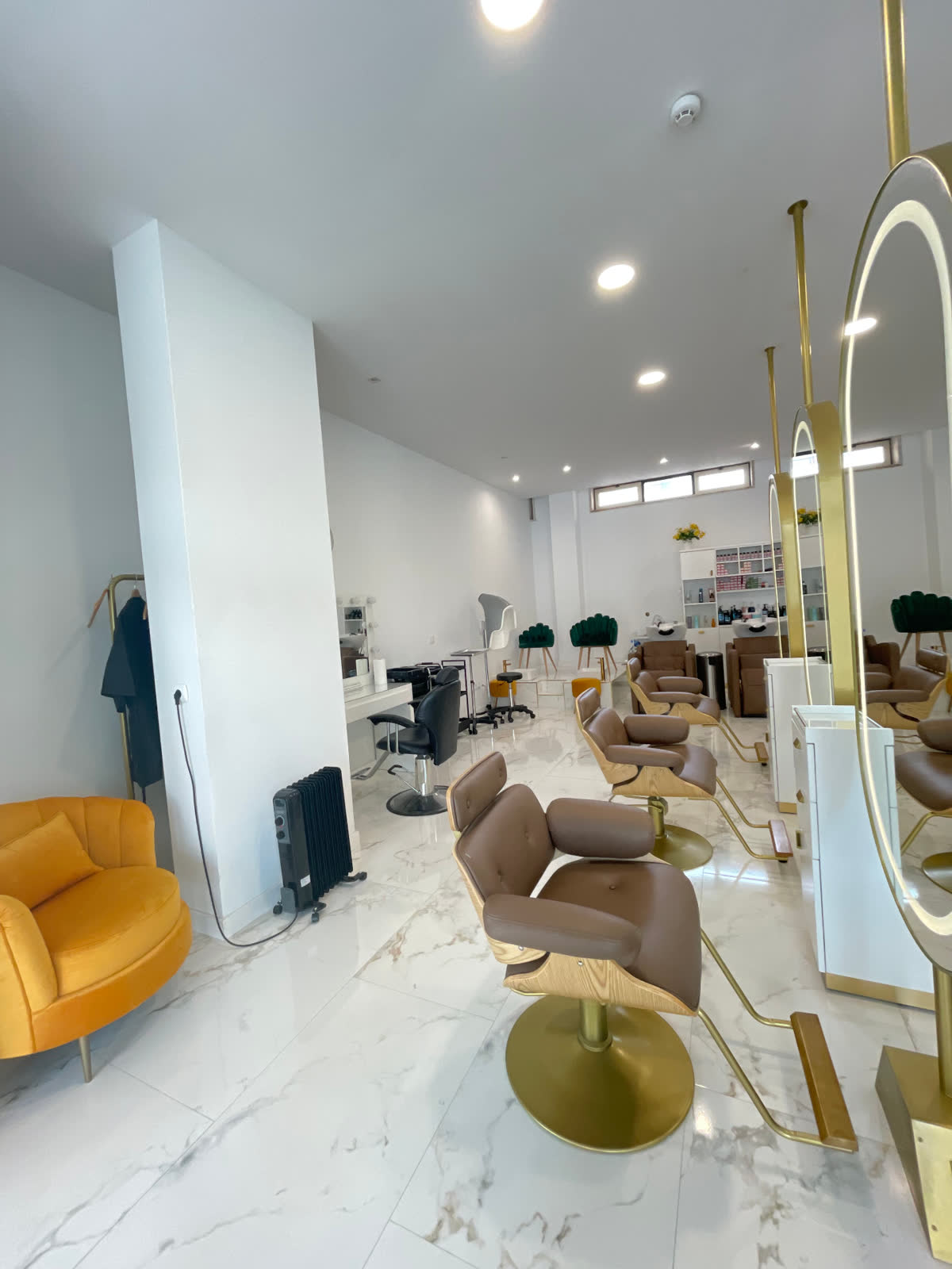 Profissional a trabalhar no espaço Vi Beauty